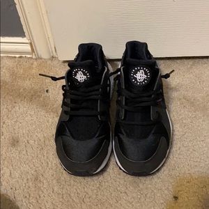 black and white nike huraches